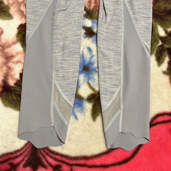 🍋Lululemon Gray Women’s Mesh Lined Leggings. Size 2. 12” Waist. Scalloped Hem - Picture 5 of 6